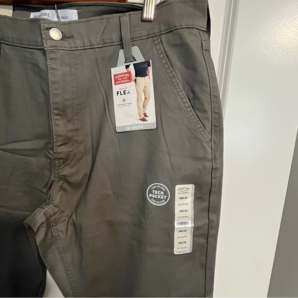Signature By Levi Strauss & Co.NEW Men's Athletic Hybrid Chino Pants Size 38x30 - Picture 2 of 8